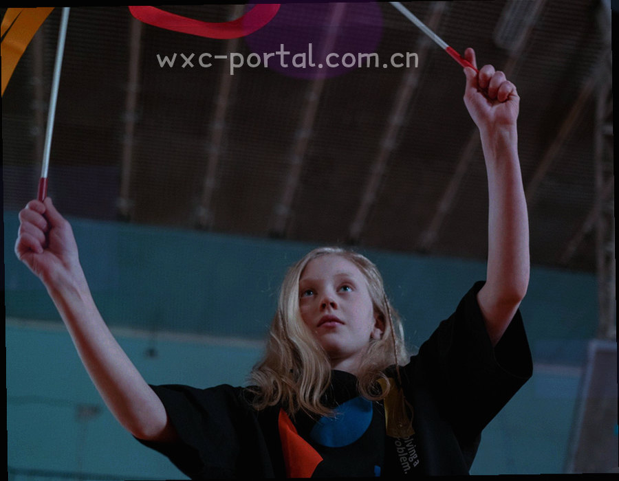 新旧两台手机并排的局部特写，屏幕显示登录路径的操作步骤界面